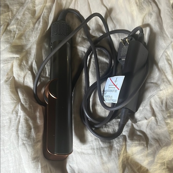LIGHTLY USED DYSON AIRSTRAIT - Picture 1 of 3